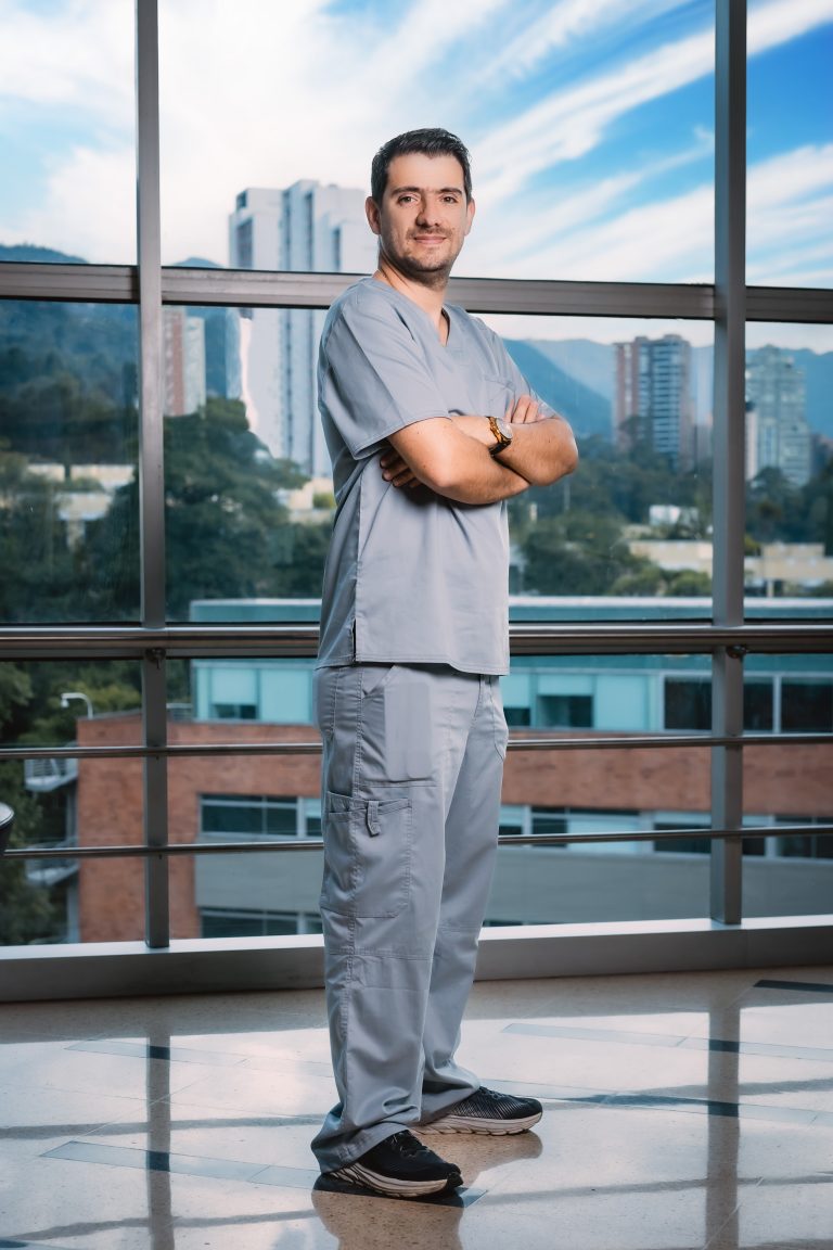 El Dr. Óscar Gómez, cirujano bariátrico en Medellín, en una imagen profesional con uniforme médico.